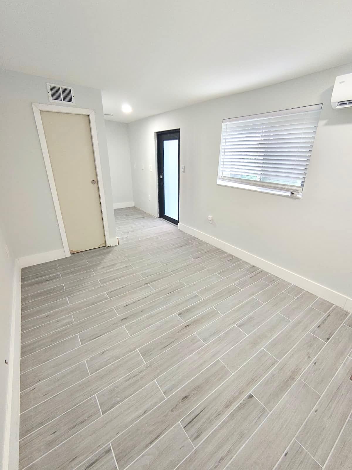 Building Photo - 141 NE 183rd Ter