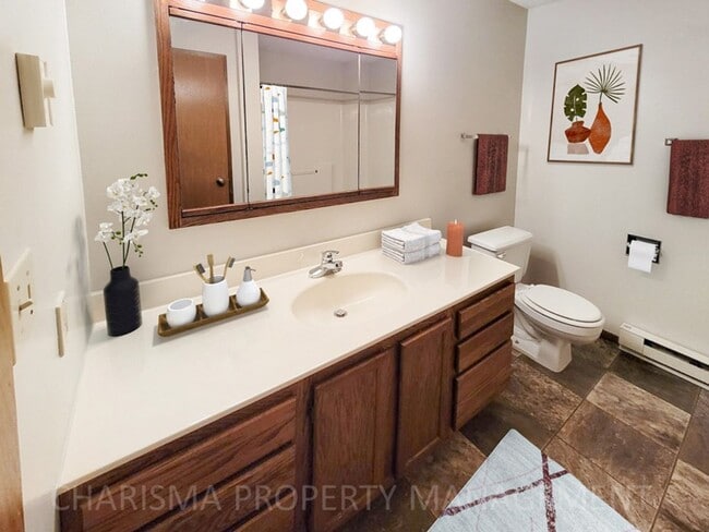 Building Photo - SPACIOUS ONE BEDROOM UNIT, WITH GREAT AMEN...