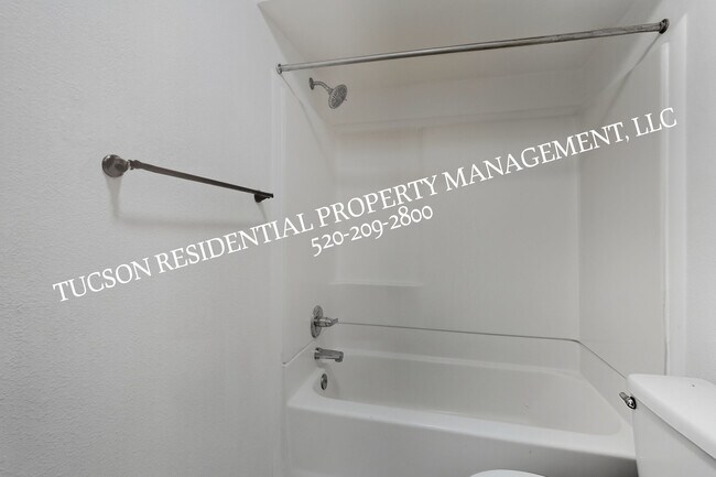 Building Photo - 2402 S Calle Yucatan