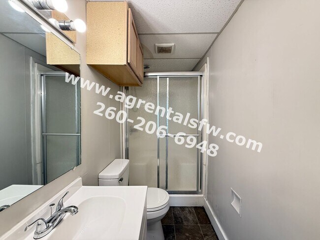 Building Photo - 3 Bedroom House