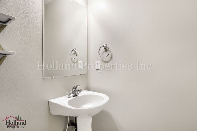 Building Photo - 16028 SW Gage Ln