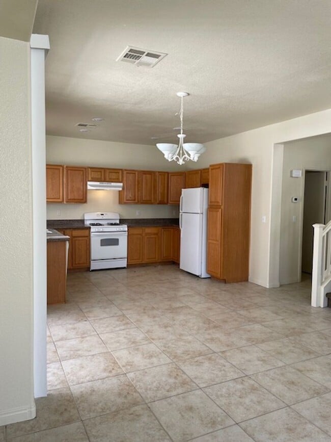 Building Photo - MOVE-IN READY 4BR/3BA SINGLE FAMILY HOME I...