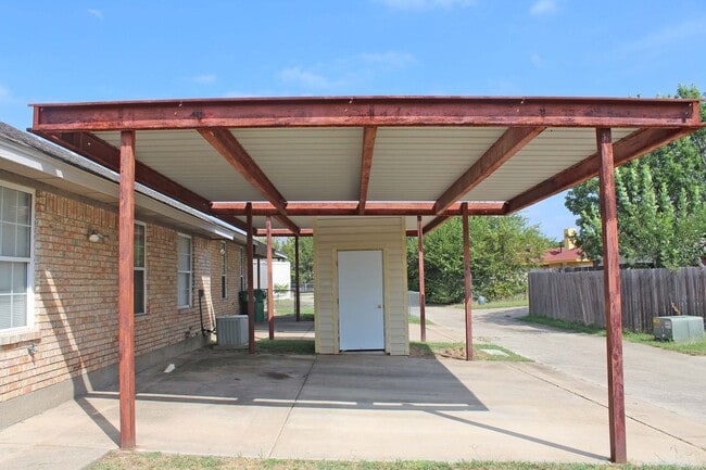 Building Photo - Great 3 Bdrm 2 Bath 1/2 Duplex in Denton Tx
