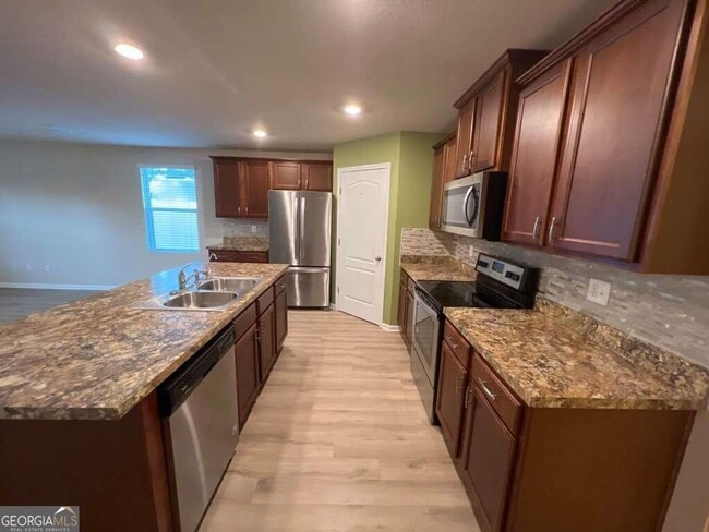 Building Photo - Act Fast on this Beautiful 4BR/2BA in Waters Edge