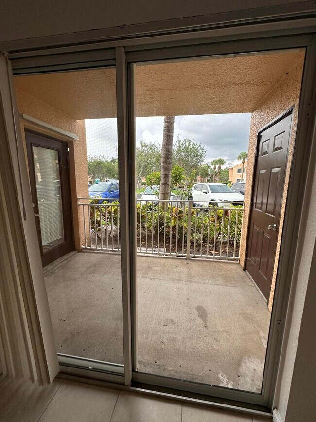 Building Photo - 161 SW Palm Dr