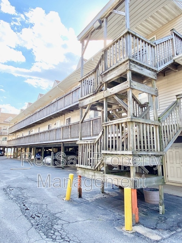 Building Photo - 839 Little Bay Ave