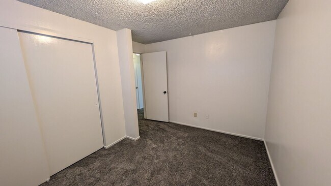 Building Photo - 2 bedroom 1 bath apartment. *1/2 off your first months rent if your application is approved by Ap...