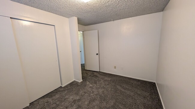 Building Photo - 2 bedroom 1 bath apartment