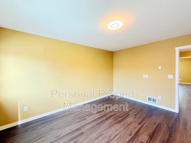 Building Photo - 5715 NE 74th Ct