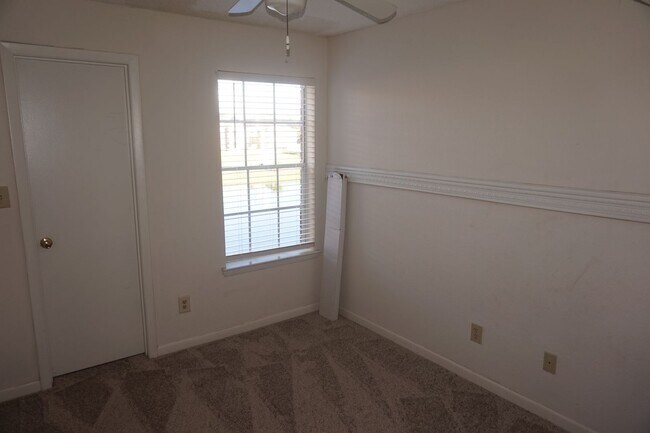 Building Photo - Excellent Location 2 Bed 1 Bath with Firep...