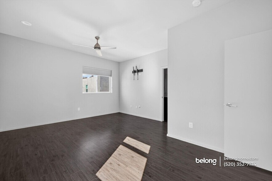 Building Photo - 864 E Park Modern Dr