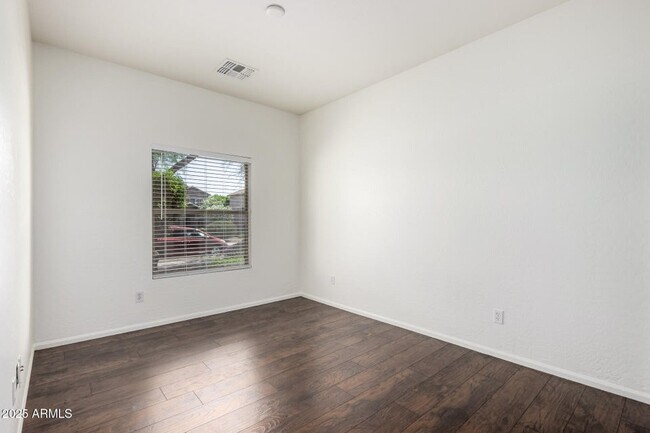 Building Photo - 2556 W Amber Sun Dr