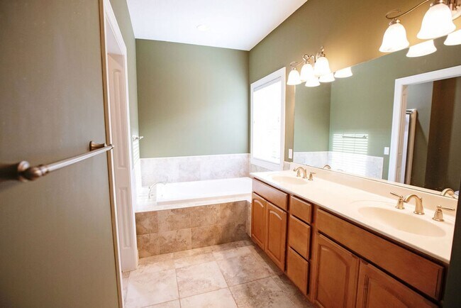 Building Photo - 3 Bed (with 4th bed potential downstairs),...