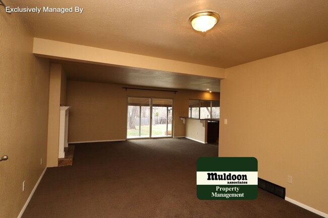 Building Photo - Spacious 5 bedroom! Cul-de-sac! Pets Welcome!