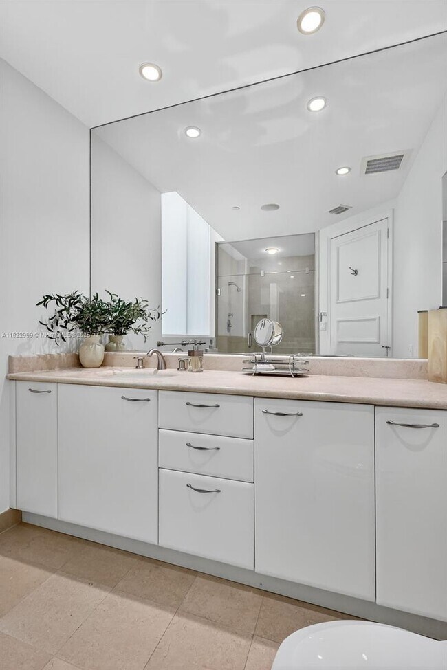 Building Photo - 20155 NE 38th Ct