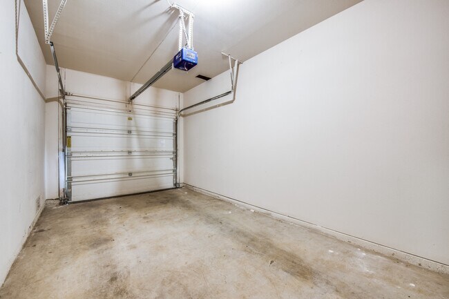 Building Photo - 7811 Kingsbury Wood