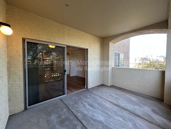 Building Photo - 920 E Devonshire Ave