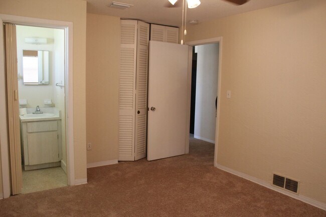 Building Photo - Half duplex close to the beach!