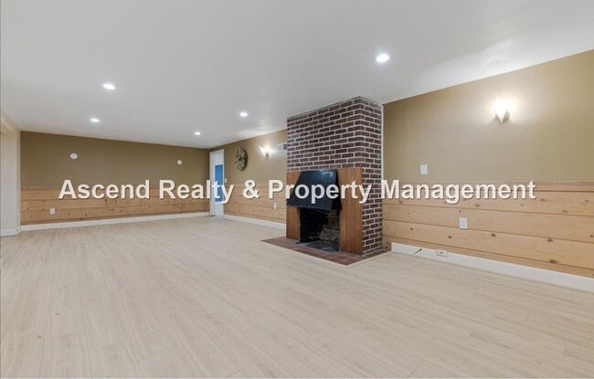 Building Photo - Available NOW! 3 Level 4bed/3bath Convenie...