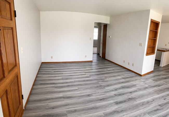 Building Photo - 2 Bedroom Lower in Neenah. Heat & Water included
