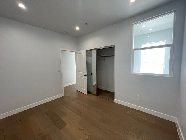 Building Photo - 2129