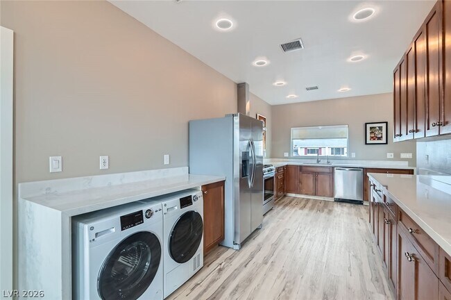 Building Photo - 7074 Pinebrook Ct