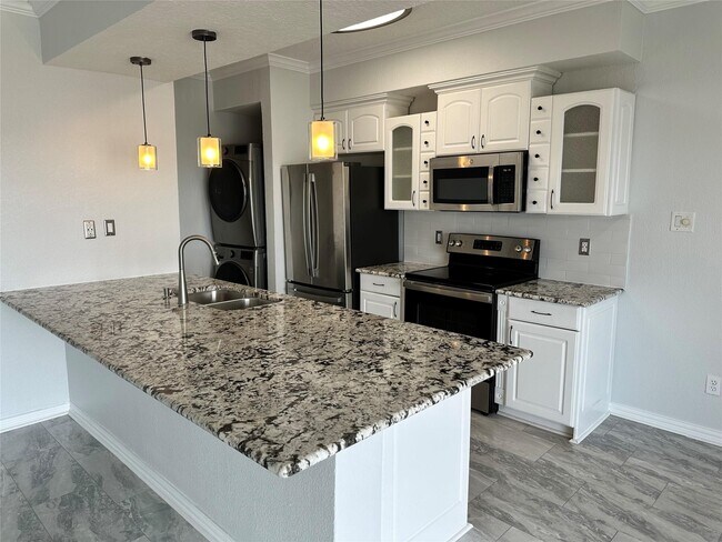 Building Photo - 351 Lakeside Ln