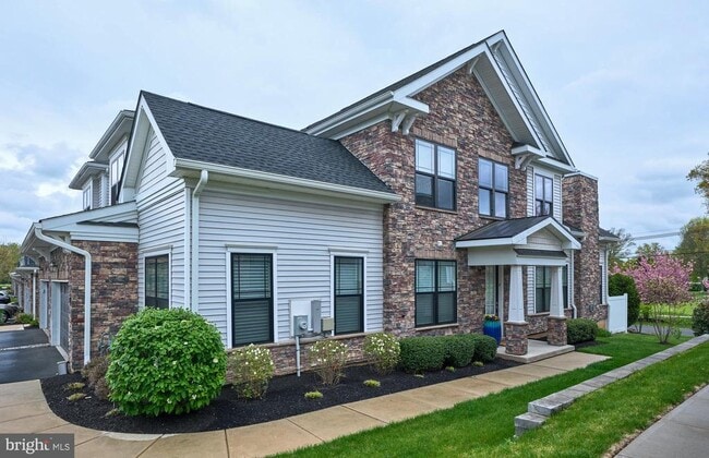 Primary Photo - 14 Dogleg Ln