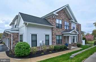 Building Photo - 14 Dogleg Ln
