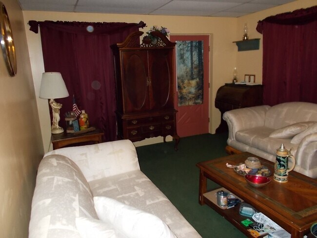 Building Photo - 628 Center St