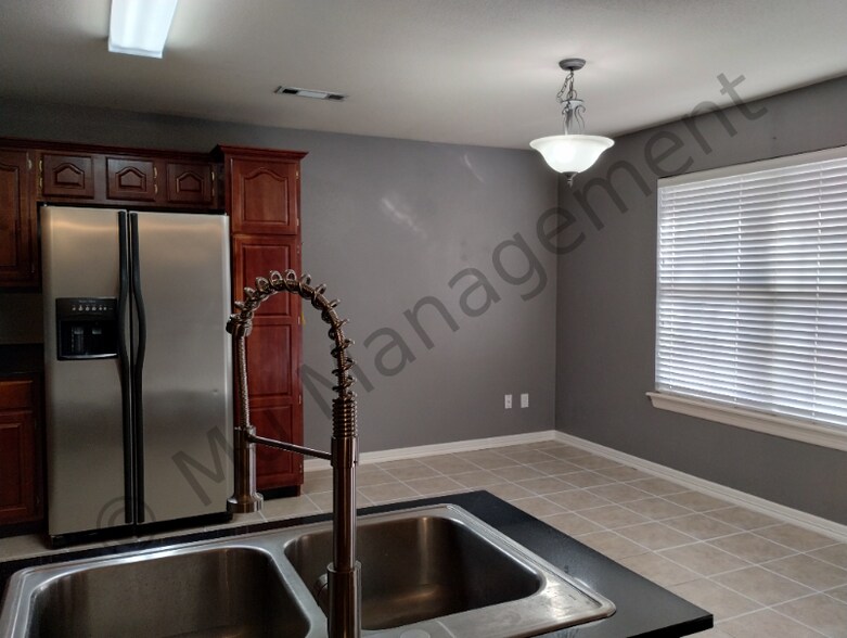 Building Photo - 1850 N Cannondale Dr