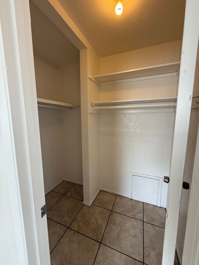 Building Photo - Price Reduced!! 2 bed 1 Bath - Contact Property Pros