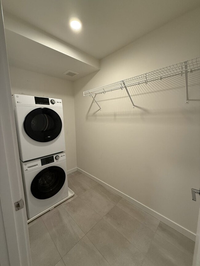 Building Photo - Modern 2-Bed, 2-Bath Townhome near Madison Valley – Exceptional Light, Design & Location