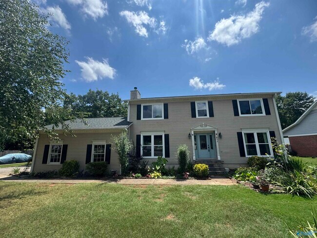 Building Photo - 915 Highland Dr