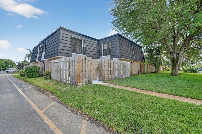 Building Photo - 320 Woodland Rd