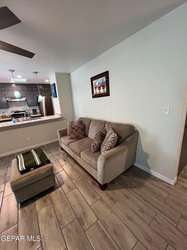 Building Photo - 932 Oneida Dr