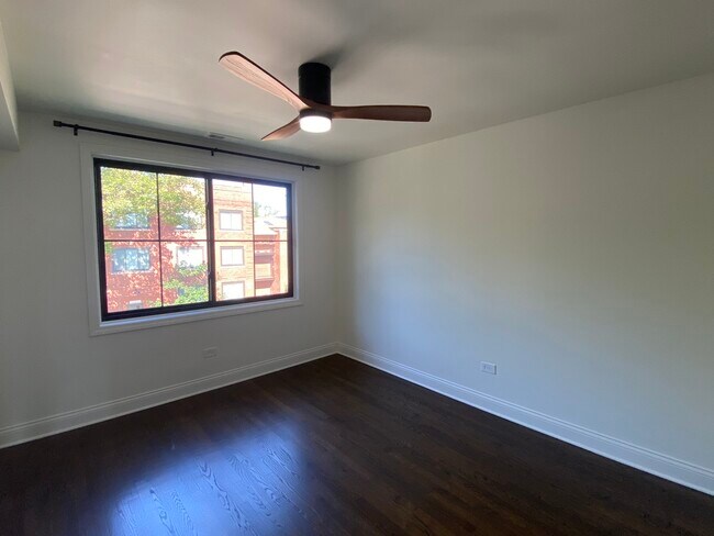 Building Photo - 6101 N Paulina St