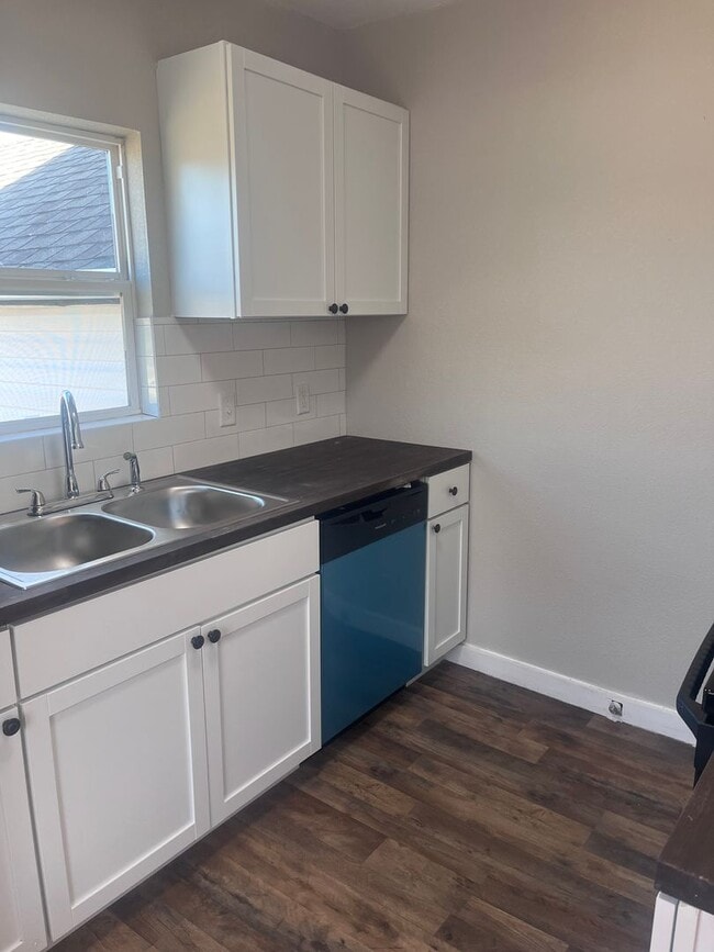 Building Photo - Call Heather about the move in special on this 2 bedroom house.