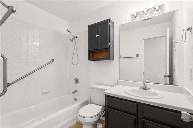 Building Photo - 6105 Back Bay Ln