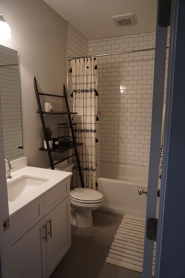 Building Photo - 509 Rosedale Ave E