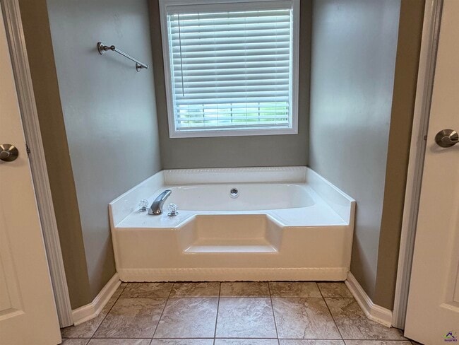 Building Photo - 106 Quail Hollow Dr