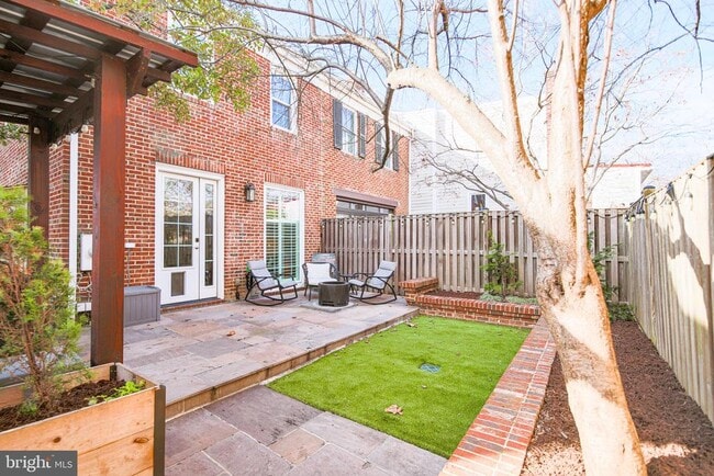 Building Photo - 332 S Alfred St