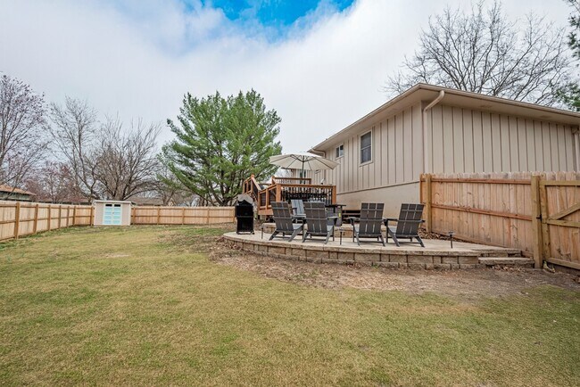 Building Photo - 413 SE Lana Ct