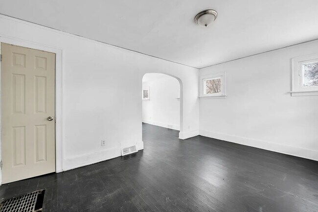 Building Photo - Charming 3-Bedroom Gem in Detroit