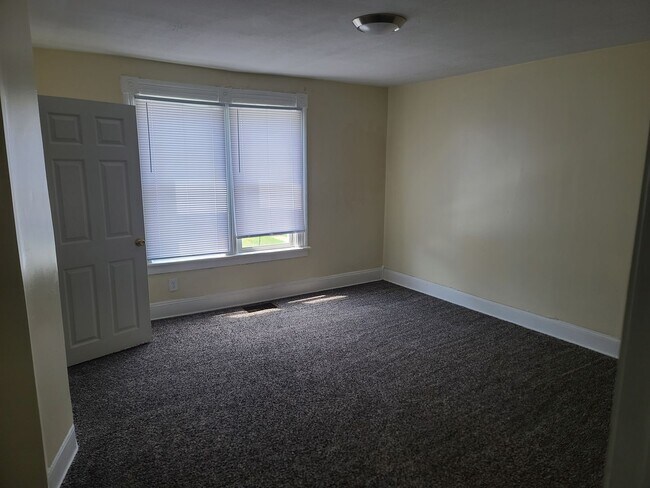 Building Photo - Spacious rental