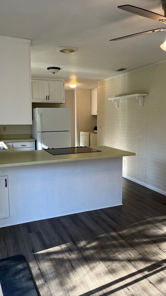 Building Photo - 12003 Lakeshore S