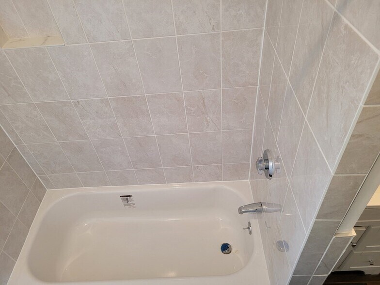 Building Photo - 150 River St