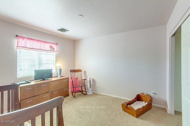Building Photo - Amazing 4 bedrooms, 3 bathrooms house in P...