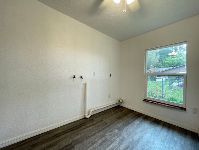 Building Photo - Newly Renovated 2/1 Duplex in Lake Helen FL!