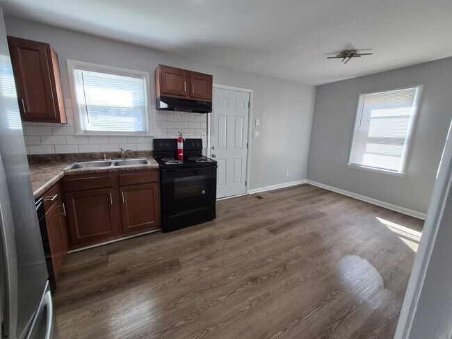 Building Photo - Adorable, remodeled 3br/1ba house close to...